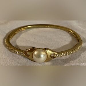 AVON Gold Tone Faux Pearl and Rhinestone Stretch Bracelet